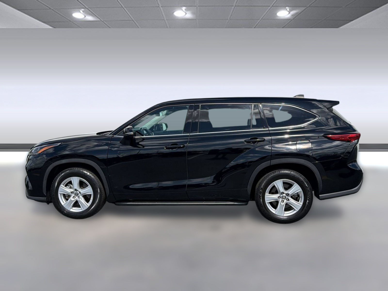 Used 2022 Toyota Highlander LE FWD image 2
