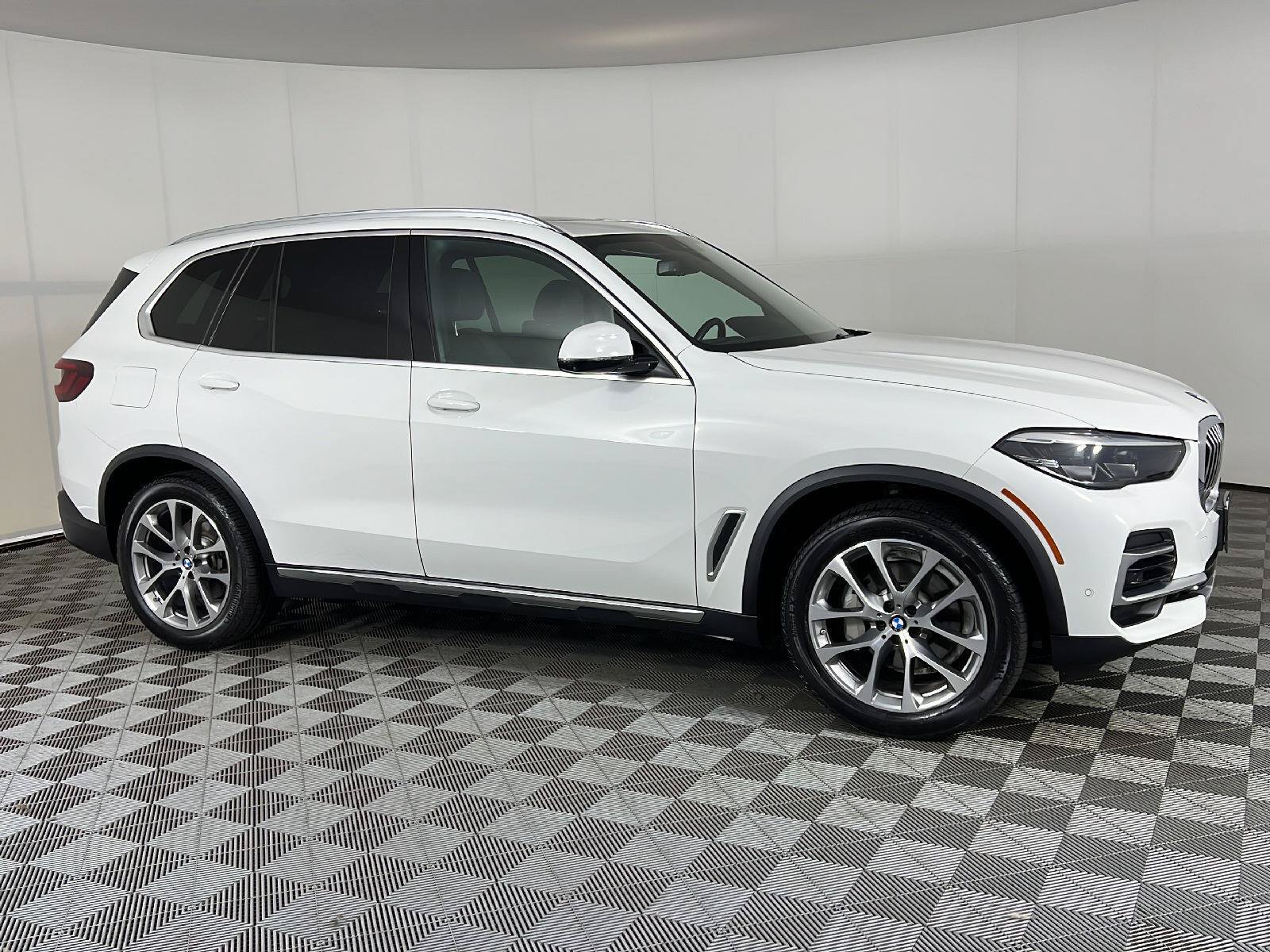 Used 2023 BMW X5 xDrive40i w/ Premium Package AWD/4WD image 3
