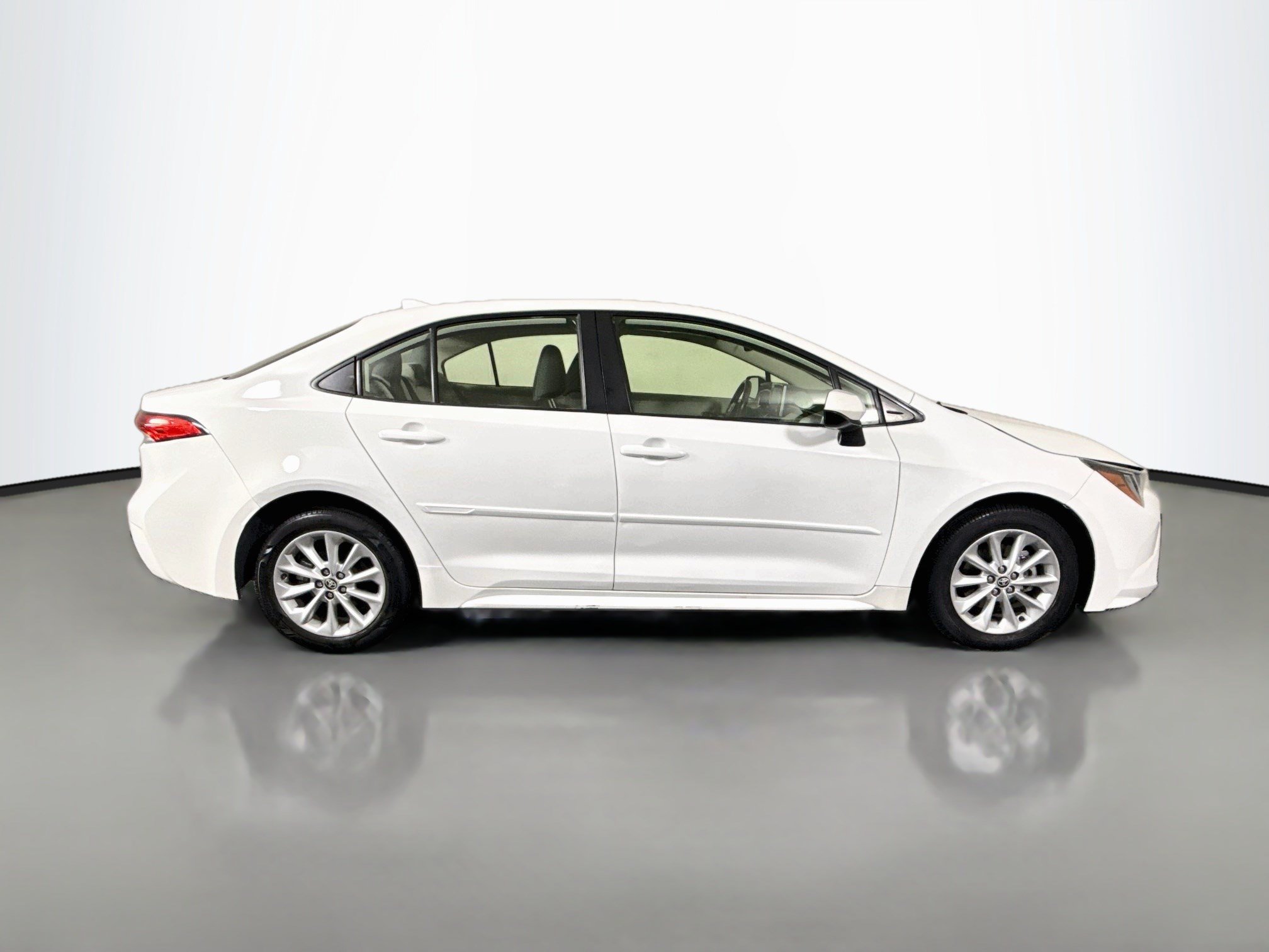Used 2021 Toyota Corolla LE w/ LE Convenience Package FWD image 11