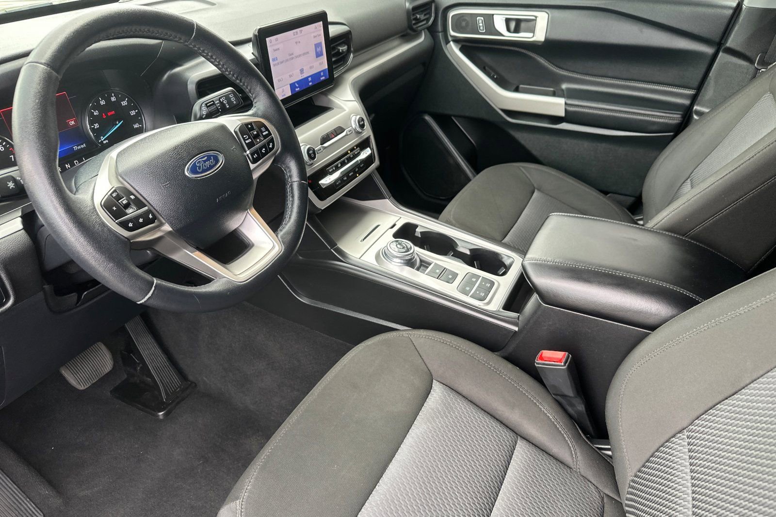 Used 2024 Ford Explorer XLT RWD image 10