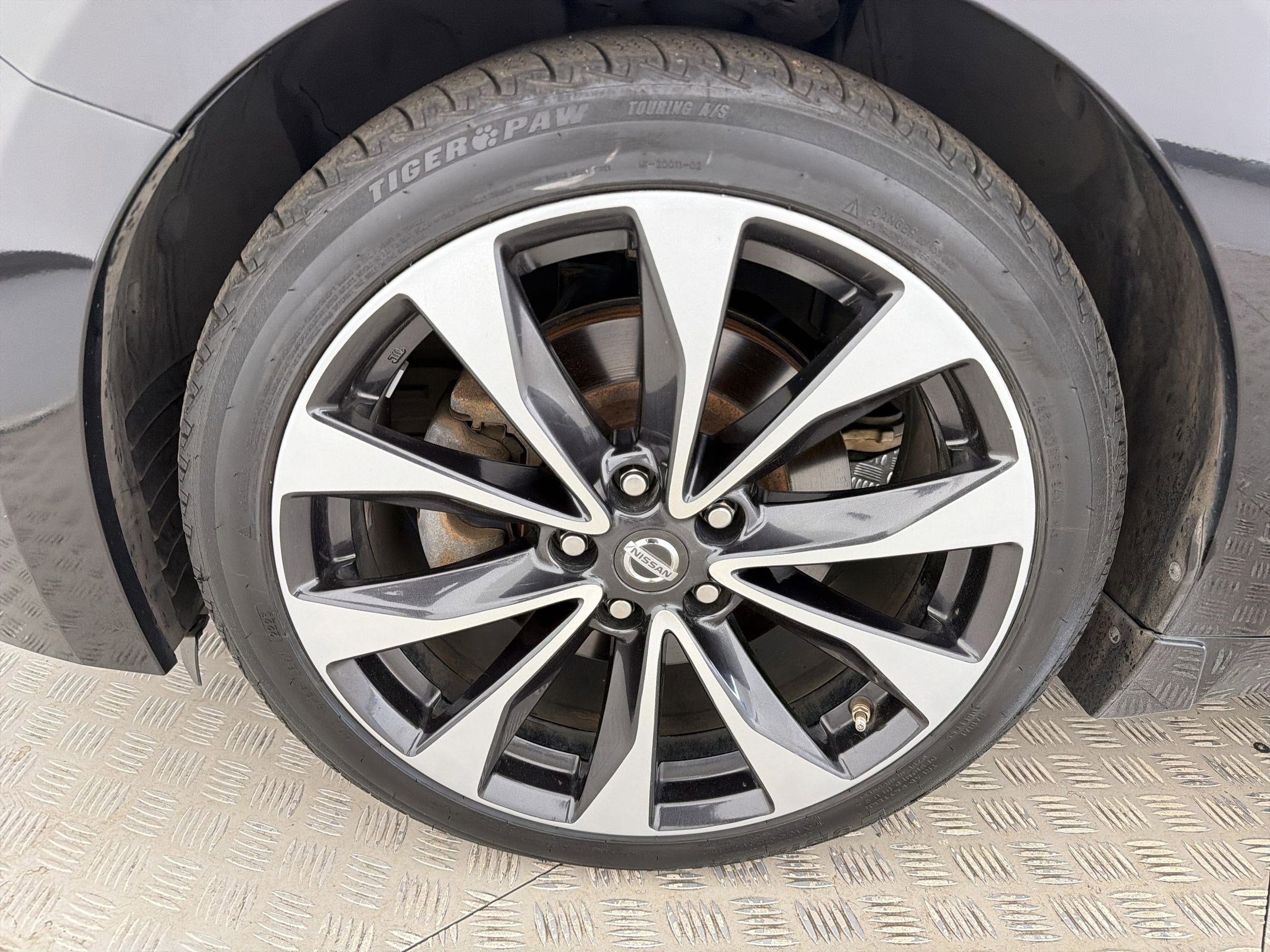 Used 2016 Nissan Maxima SR FWD image 11