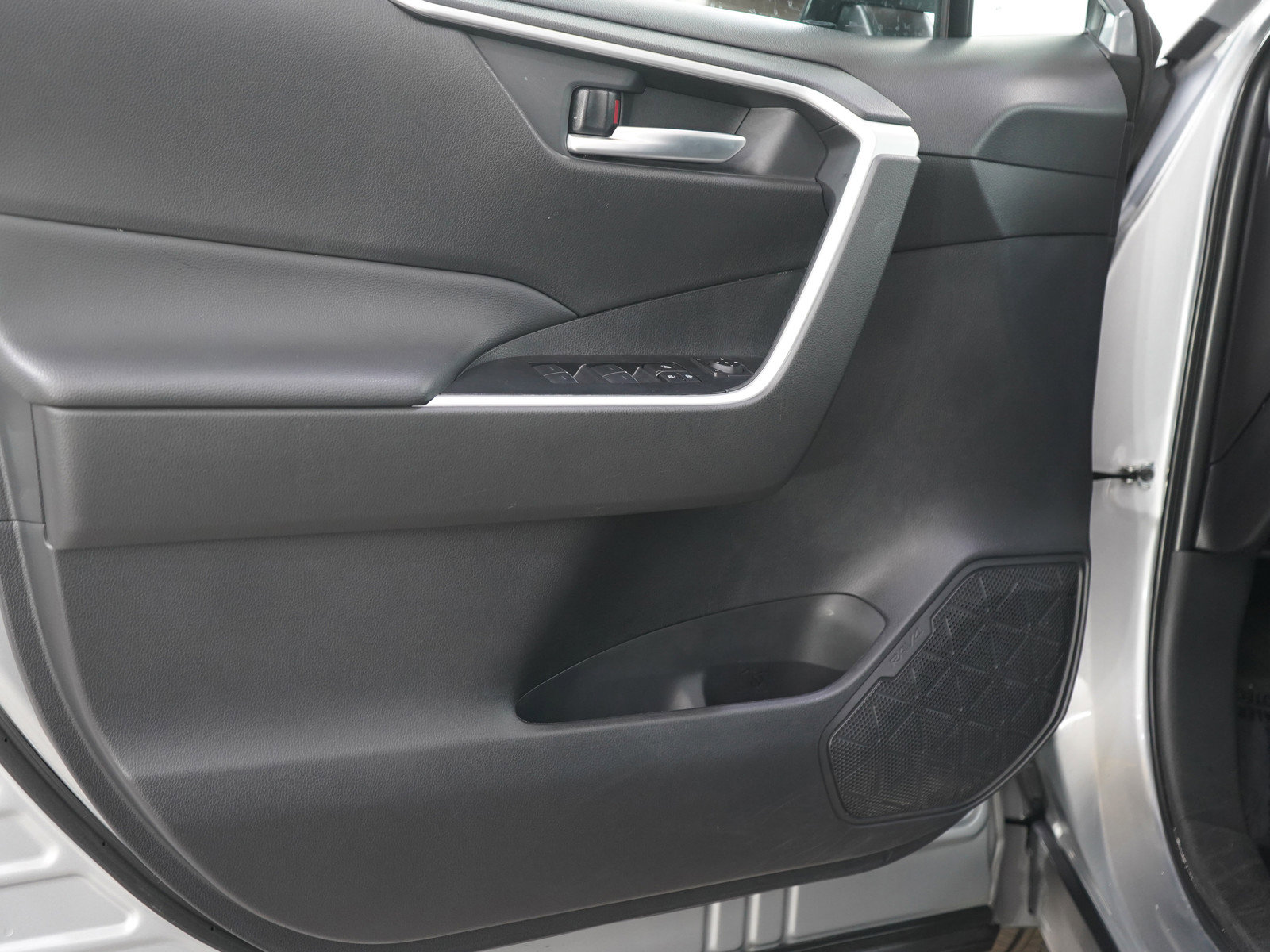 Used 2025 Toyota RAV4 XLE w/ Convenience Package AWD/4WD image 19