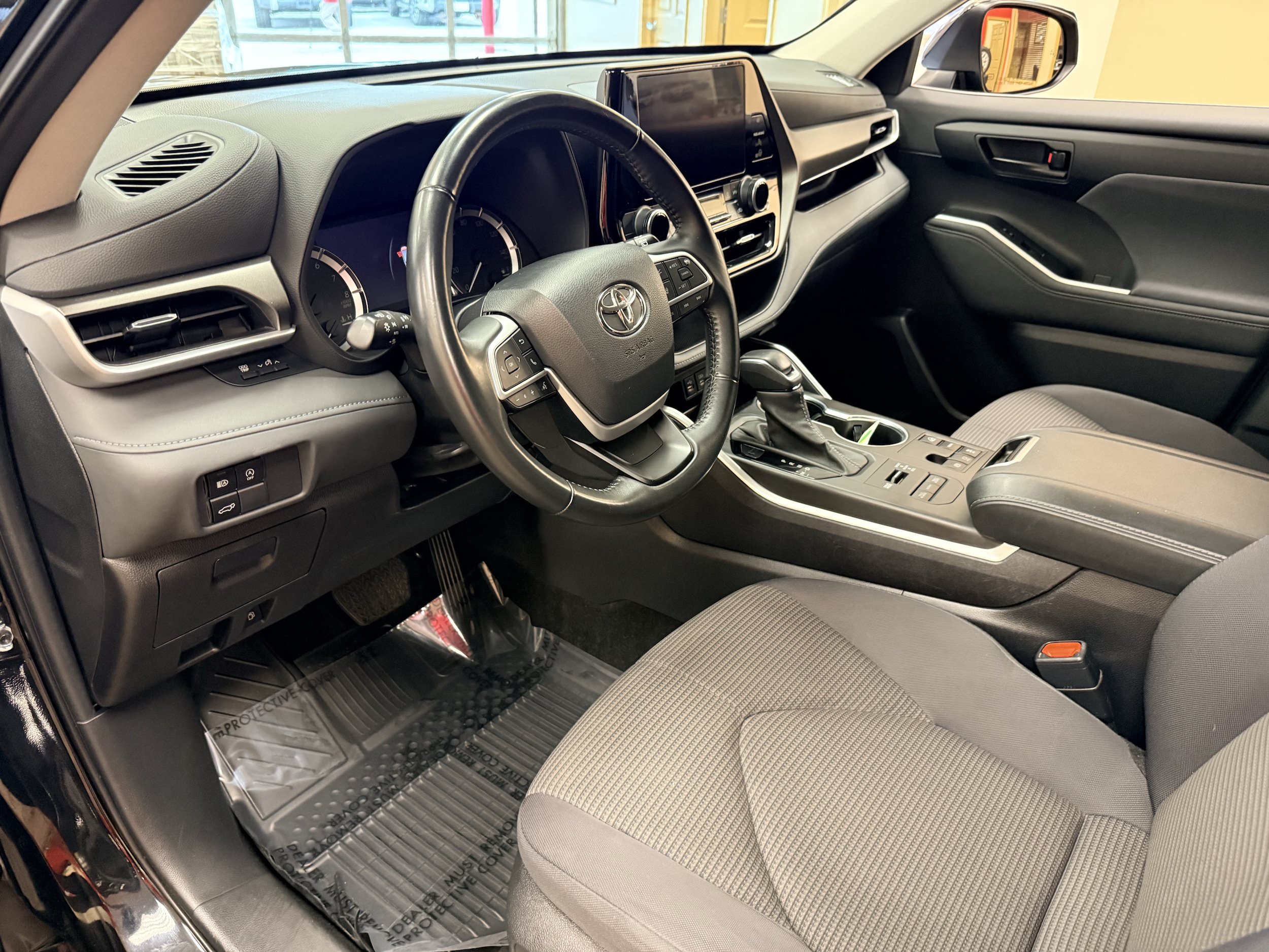 Used 2023 Toyota Highlander LE AWD/4WD image 7
