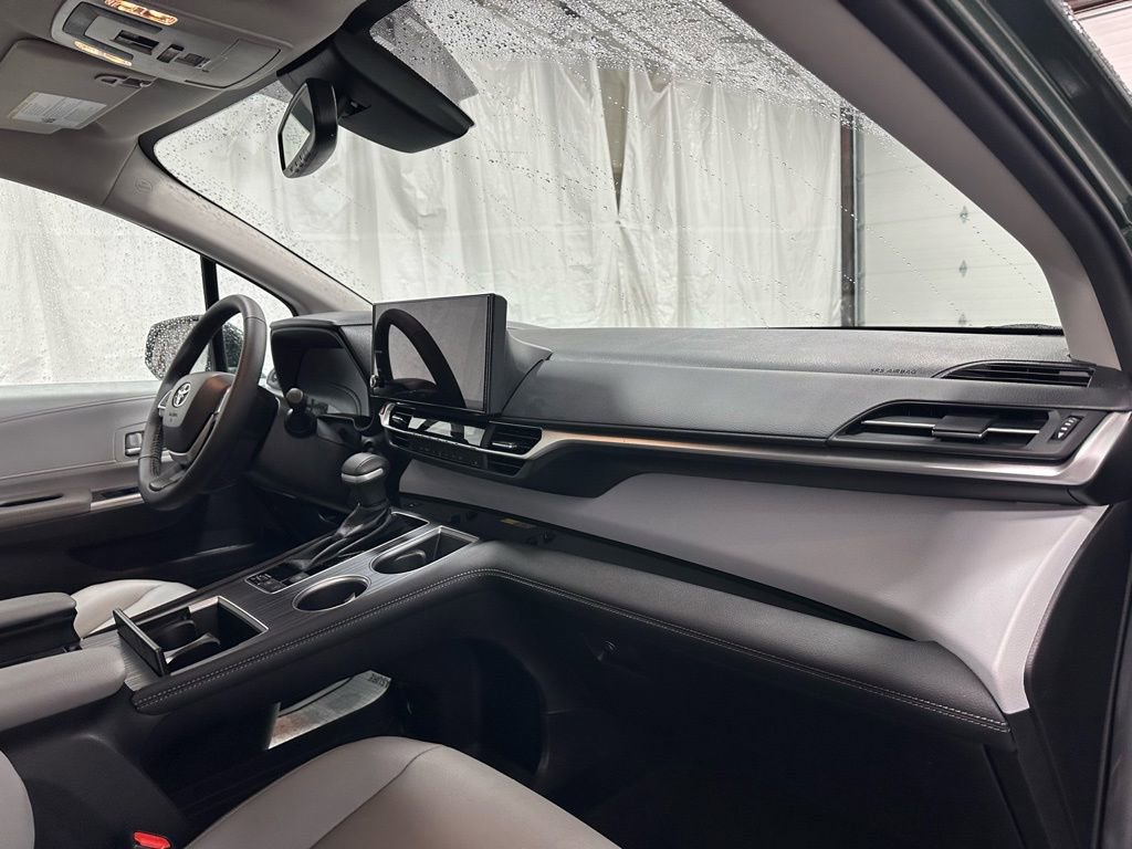 Used 2025 Toyota Sienna XLE image 66