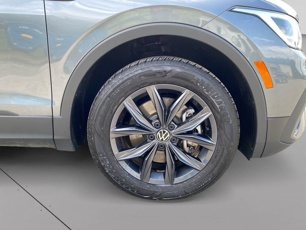 Used 2023 Volkswagen Tiguan SE AWD/4WD image 9