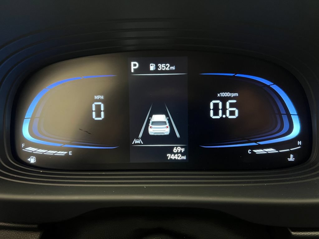 Used 2025 Hyundai Venue Limited FWD image 17