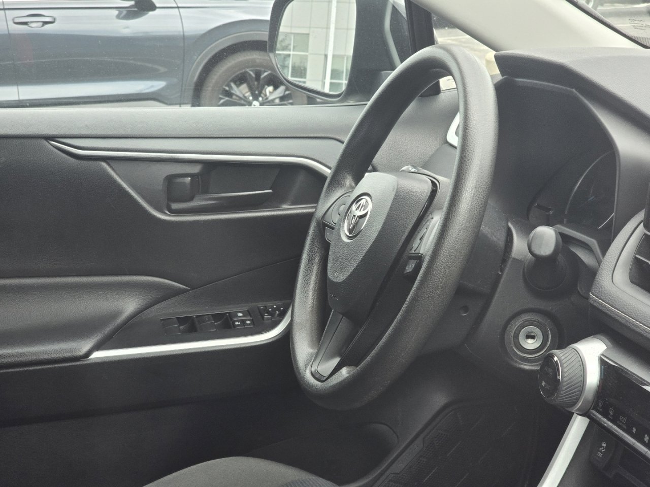 Used 2022 Toyota RAV4 LE AWD/4WD image 17