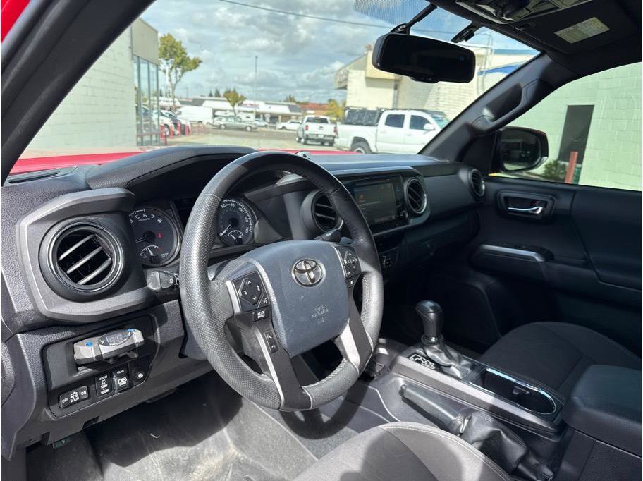 Used 2017 Toyota Tacoma TRD Off-Road image 13
