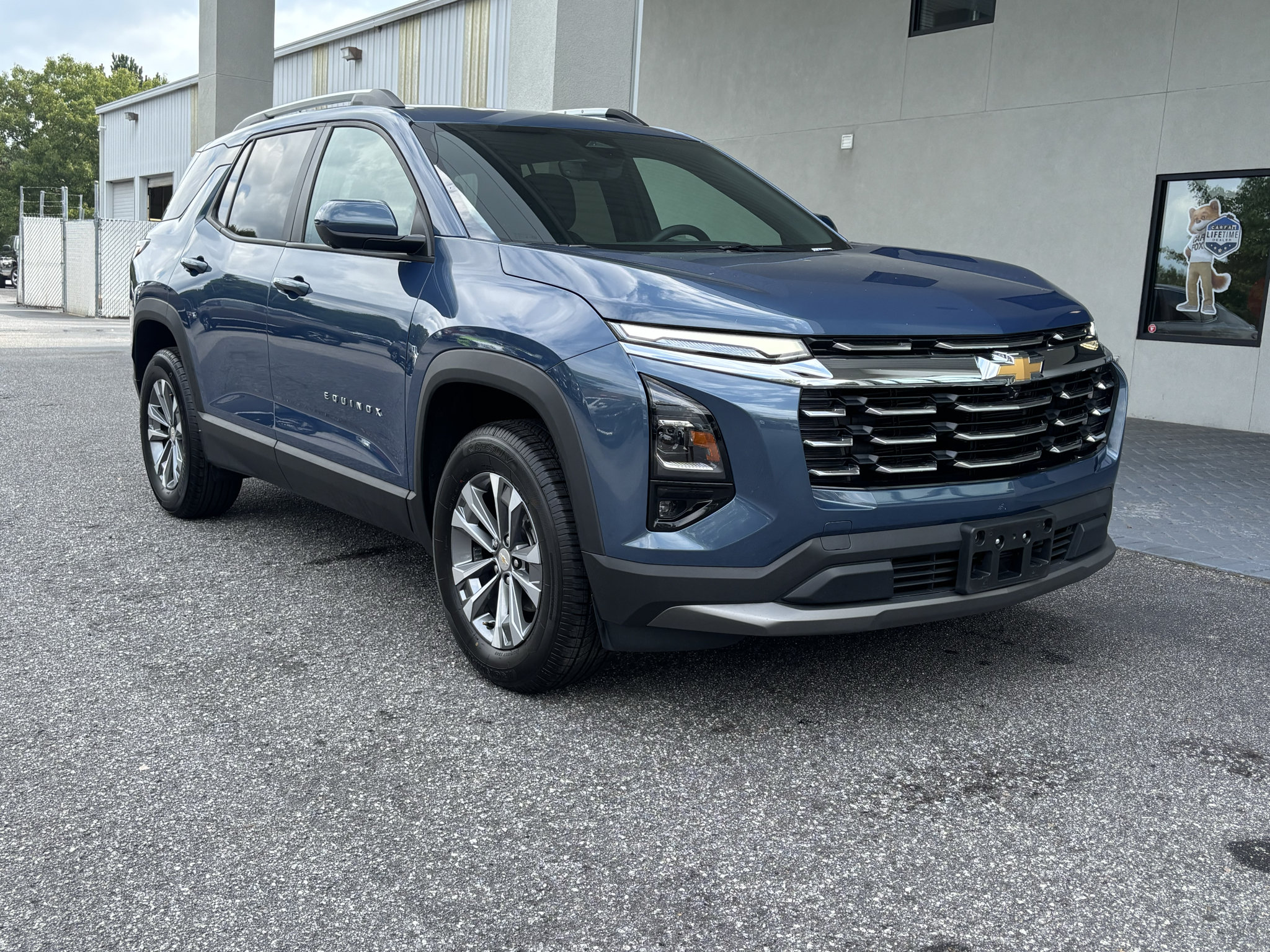 Used 2025 Chevrolet Equinox LT w/ Convenience Package II AWD/4WD image 3
