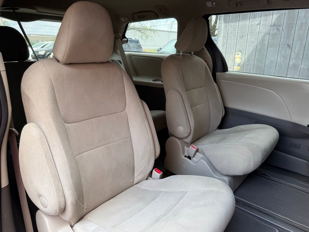 Used 2020 Toyota Sienna L FWD image 17