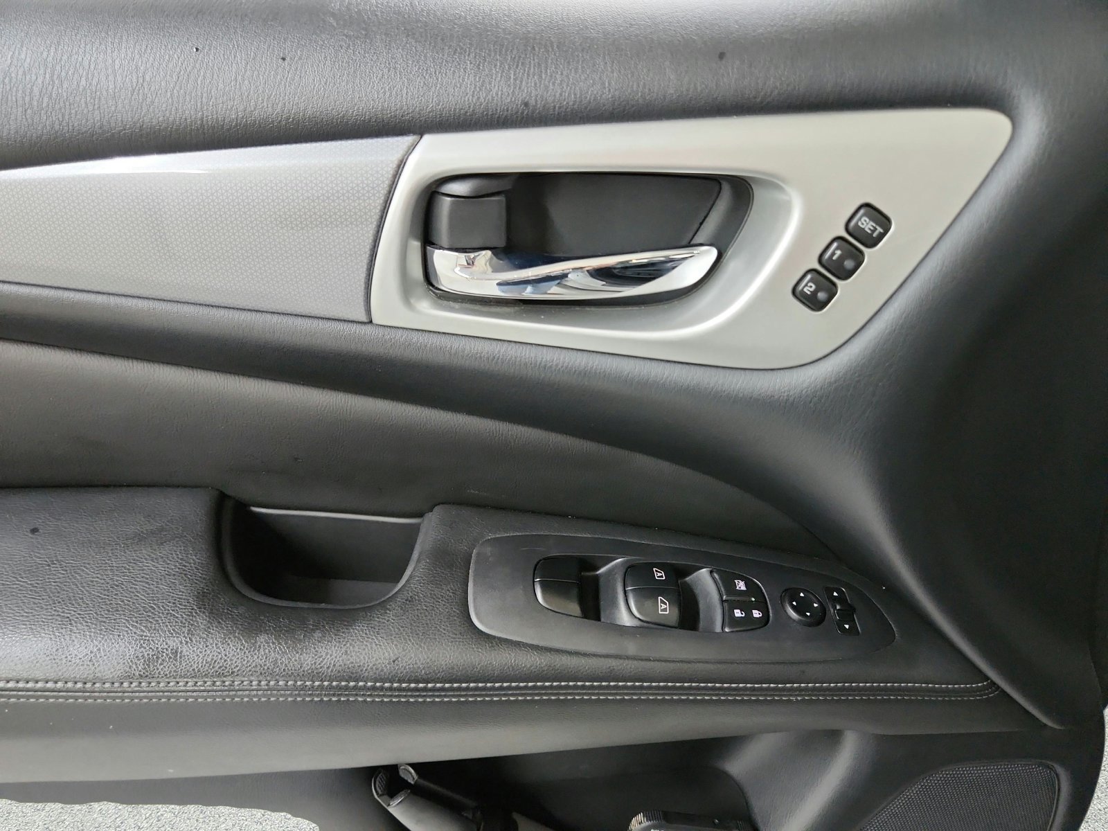 Used 2019 Nissan Pathfinder SL AWD/4WD image 16