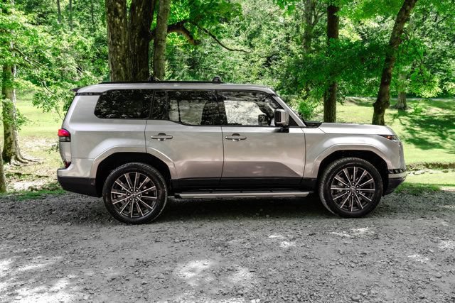 Used 2024 Lexus GX 550 w/ Cold Area Package AWD/4WD image 3