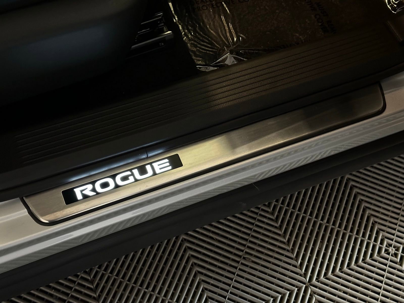 Used 2023 Nissan Rogue SV w/ SV Premium B Package image 21