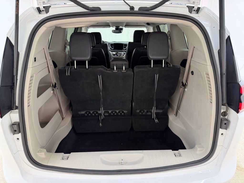 Used 2022 Chrysler Pacifica Touring-L FWD image 6