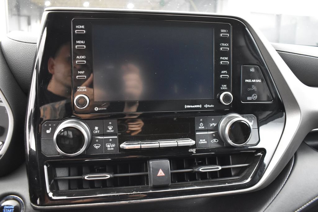 Used 2022 Toyota Highlander XLE AWD/4WD image 8