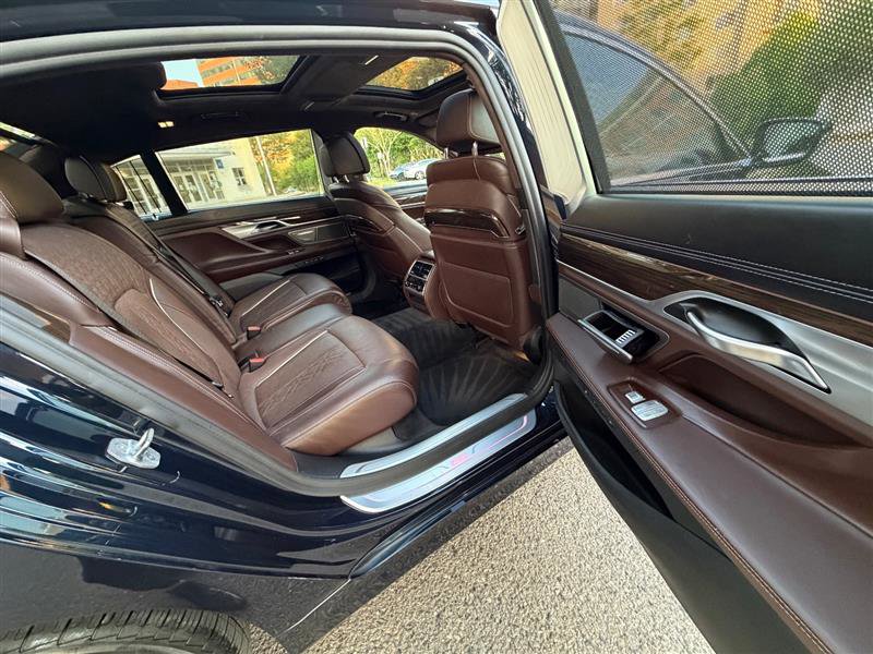 Used 2019 BMW 750i xDrive w/ Luxury Rear Seating Package AWD/4WD image 30