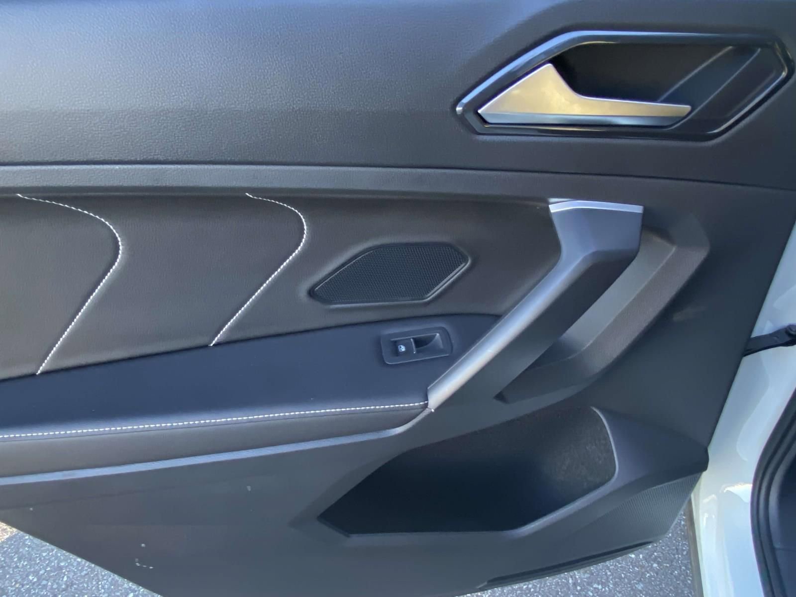 Used 2024 Volkswagen Tiguan SE image 13