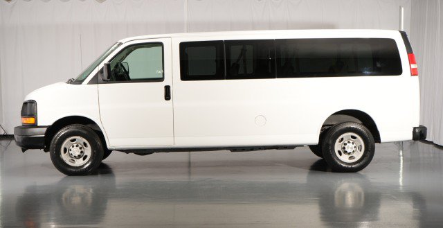 Used 2008 Chevrolet Express 3500 Extended Passenger RWD image 2