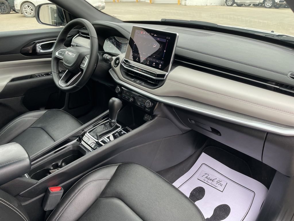 Used 2025 Jeep Compass Limited image 21