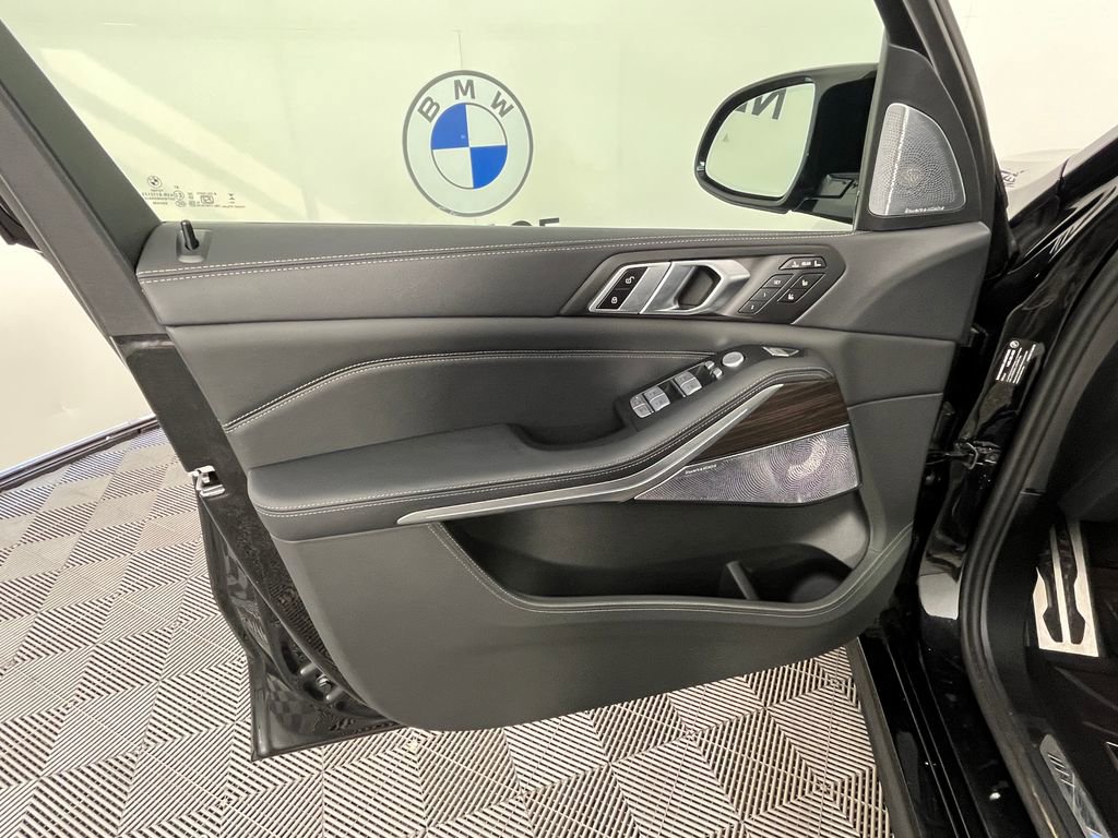 Certified 2025 BMW X7 M60i AWD/4WD image 25