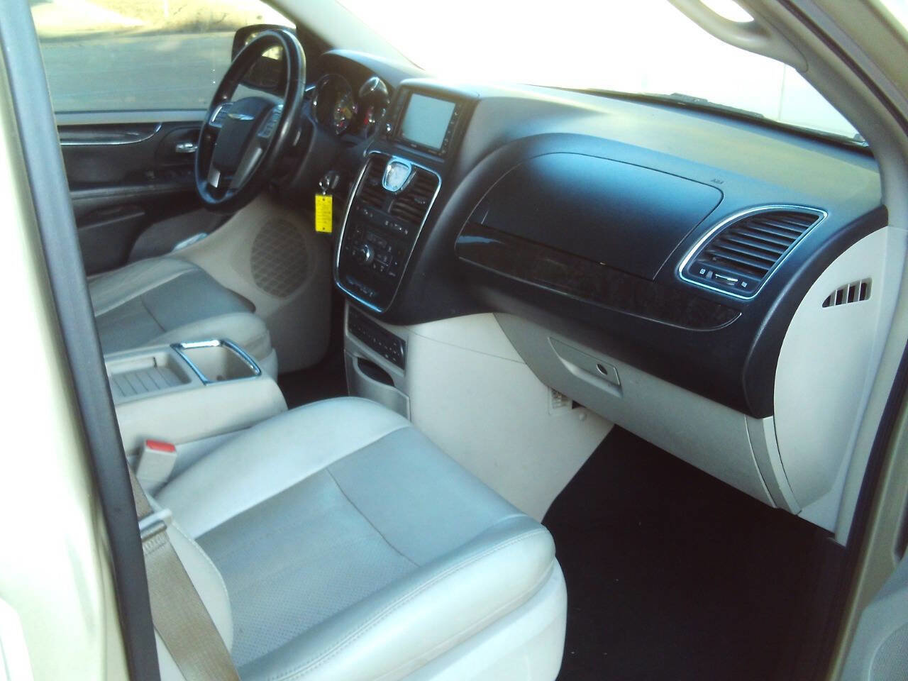 Used 2012 Chrysler Town & Country Touring-L w/ Entertainment Group #2 image 20