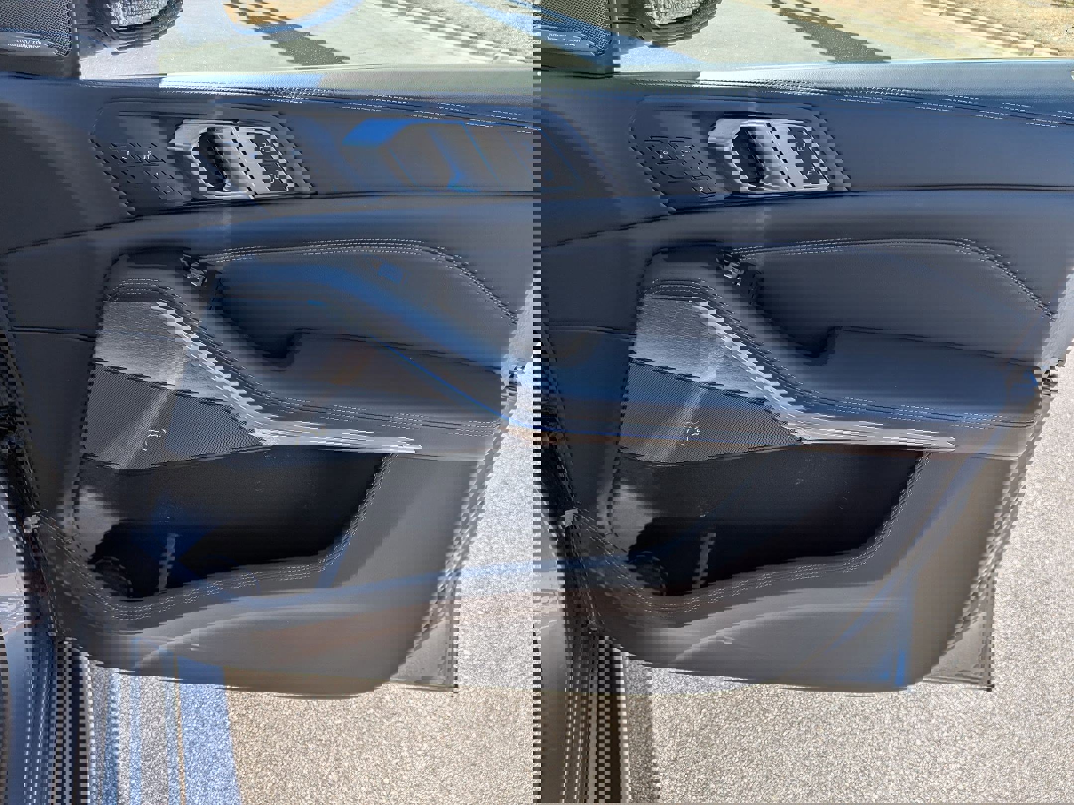 Used 2023 BMW X7 xDrive40i w/ Executive Package image 41