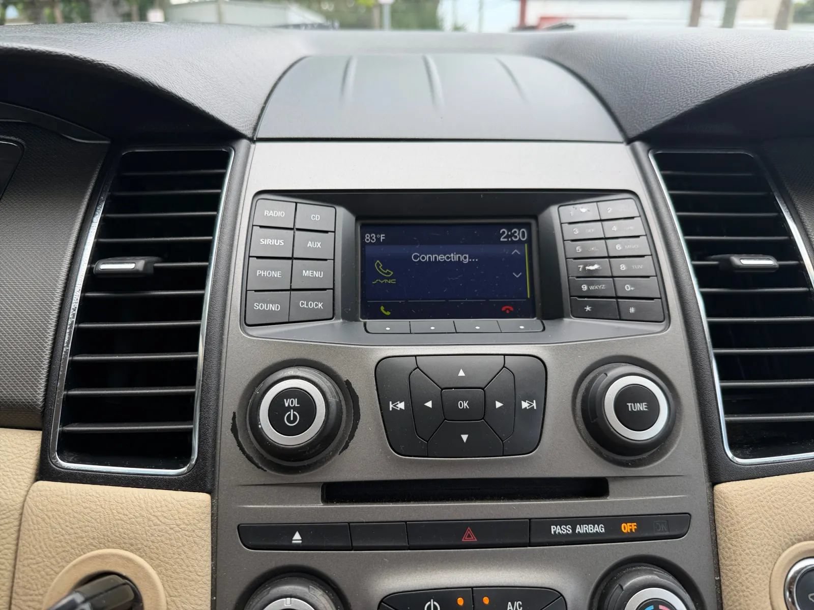 Used 2014 Ford Taurus SE FWD image 23