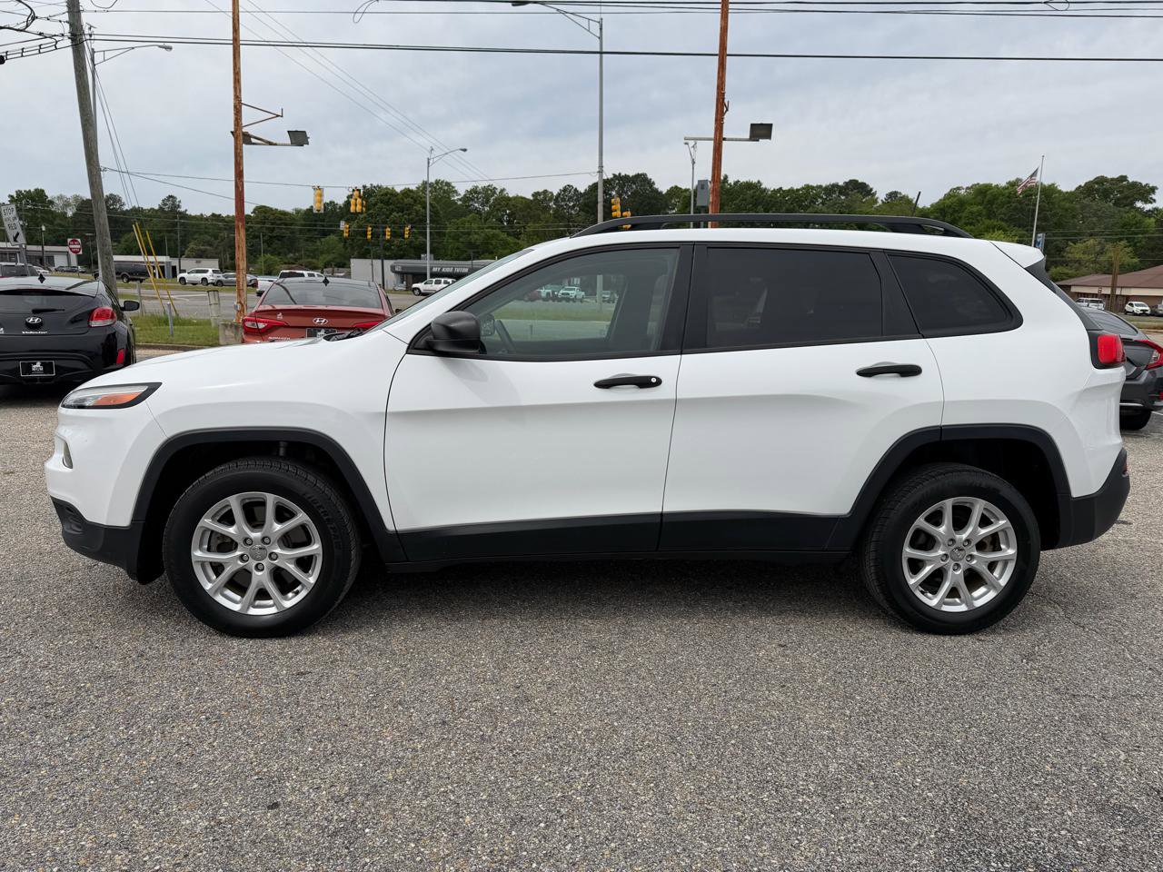 Used 2016 Jeep Cherokee Sport image 14