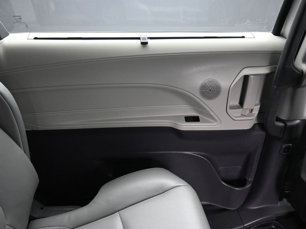 Used 2021 Toyota Sienna XLE w/ XLE Plus Package image 50