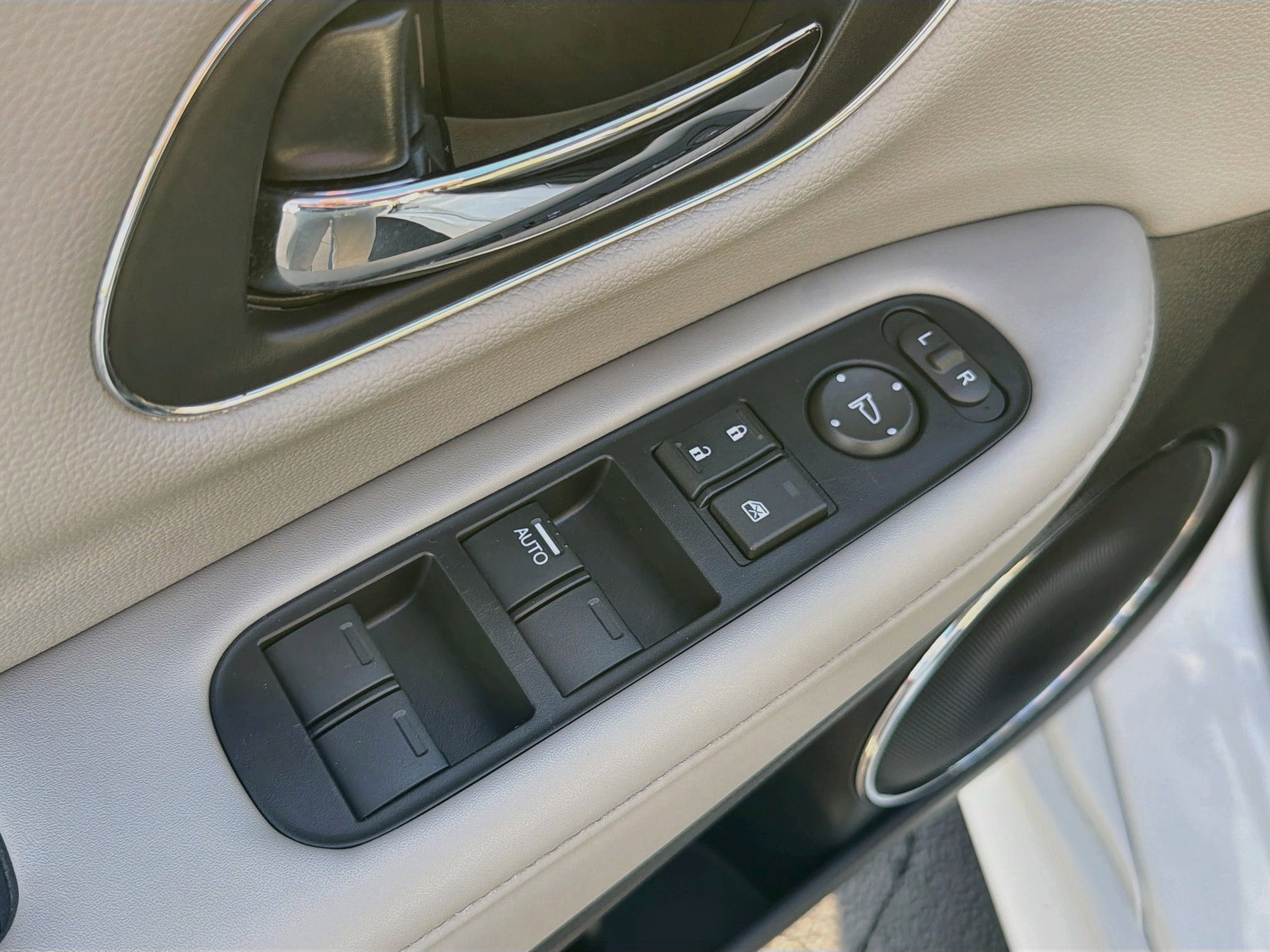 Used 2020 Honda HR-V Touring image 14