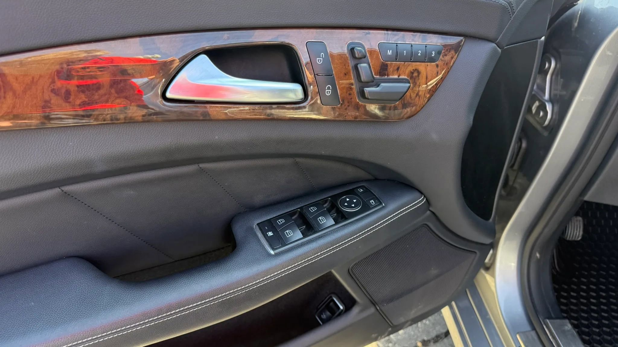 Used 2014 Mercedes-Benz CLS 550 4MATIC w/ Premium 1 Package image 16