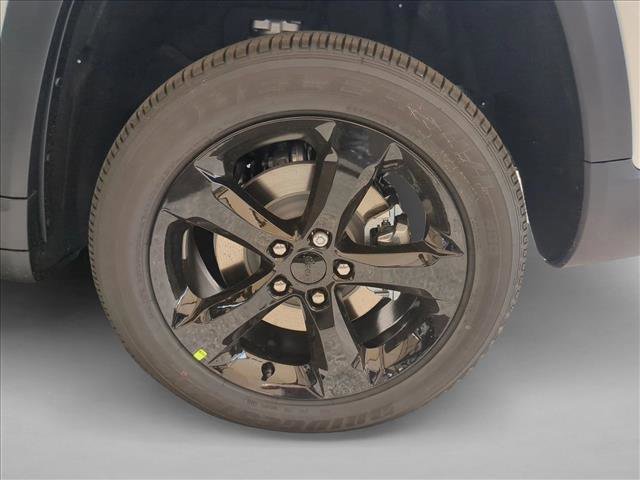 New 2025 Jeep Grand Cherokee L Altitude image 10