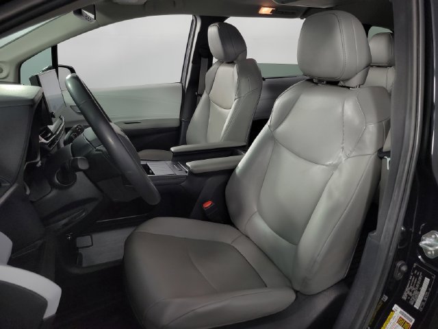 Used 2025 Toyota Sienna XLE w/ XLE Plus Package FWD image 15