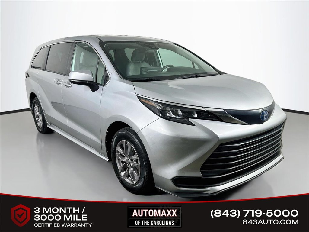Used 2025 Toyota Sienna LE FWD image 1