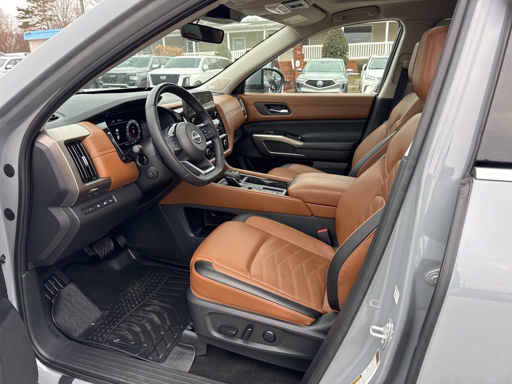 Used 2024 Nissan Pathfinder Platinum image 9