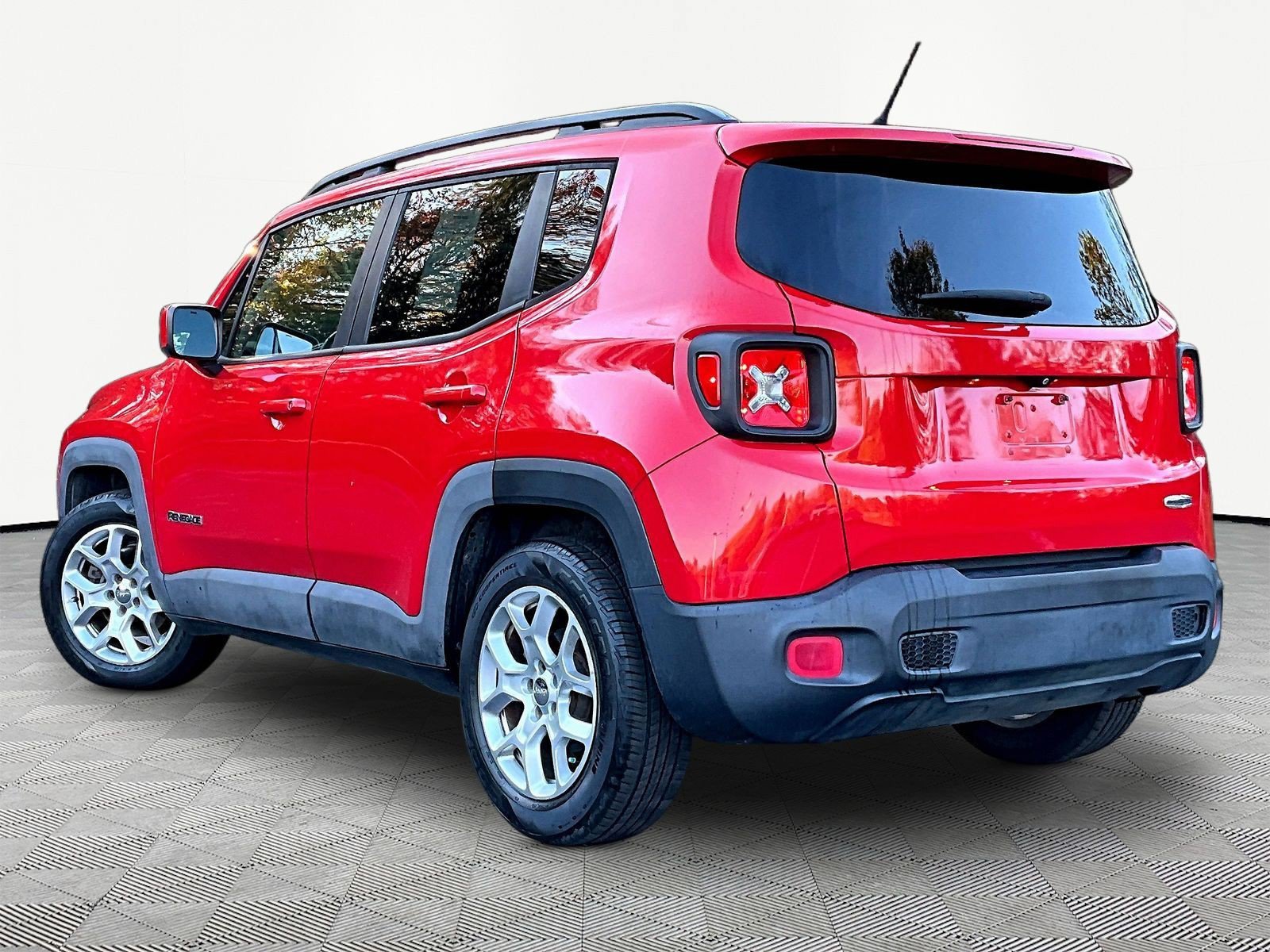 Used 2015 Jeep Renegade Latitude FWD image 4
