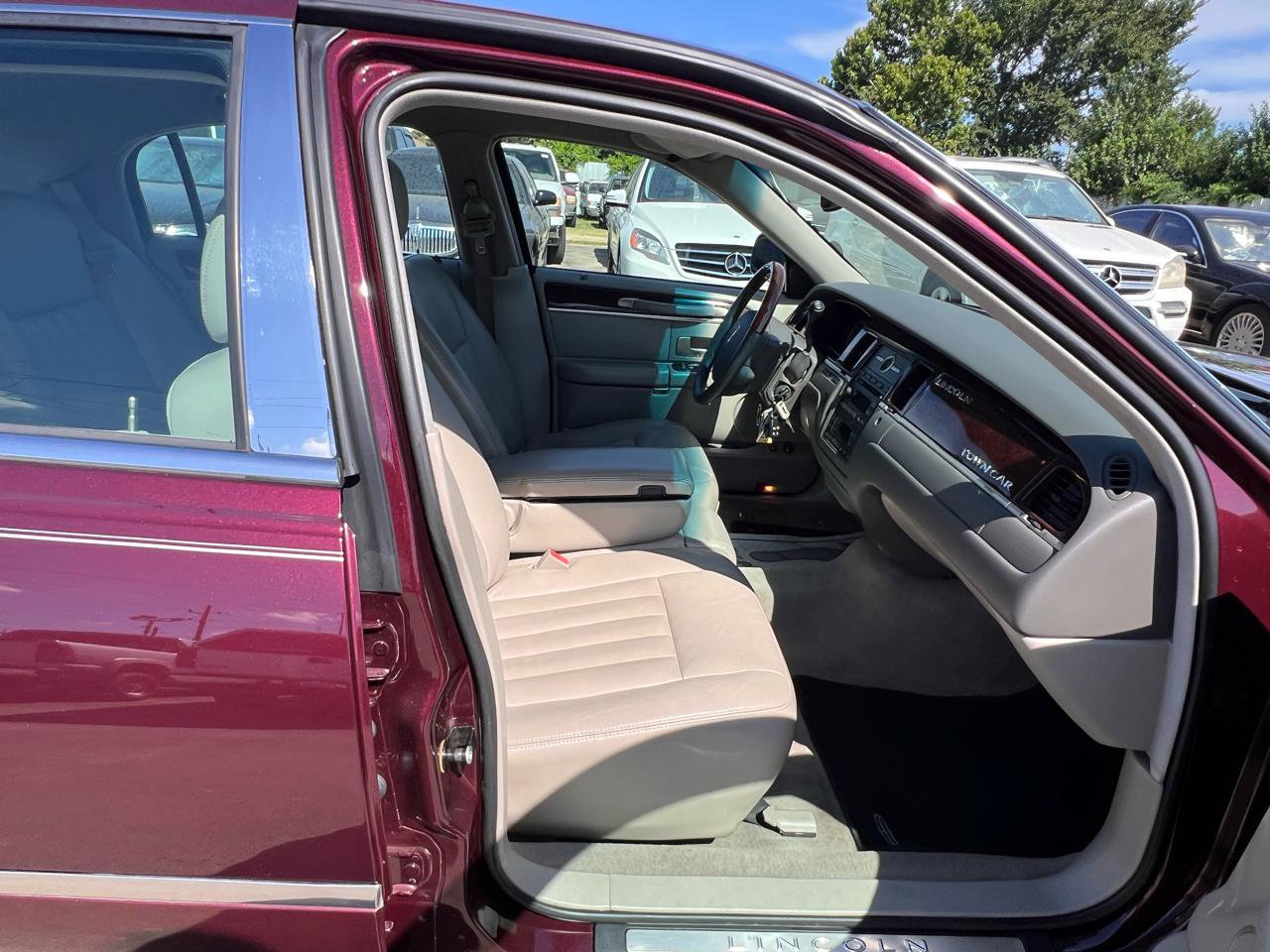 Used 2006 Lincoln Town Car Signature RWD image 70