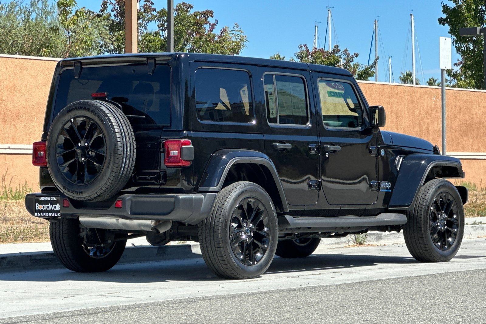 Used 2025 Jeep Wrangler Unlimited Sahara AWD/4WD image 4