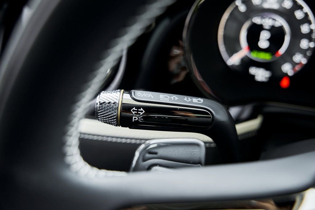 Used 2025 Bentley Flying Spur Plug-In Hybrid image 65