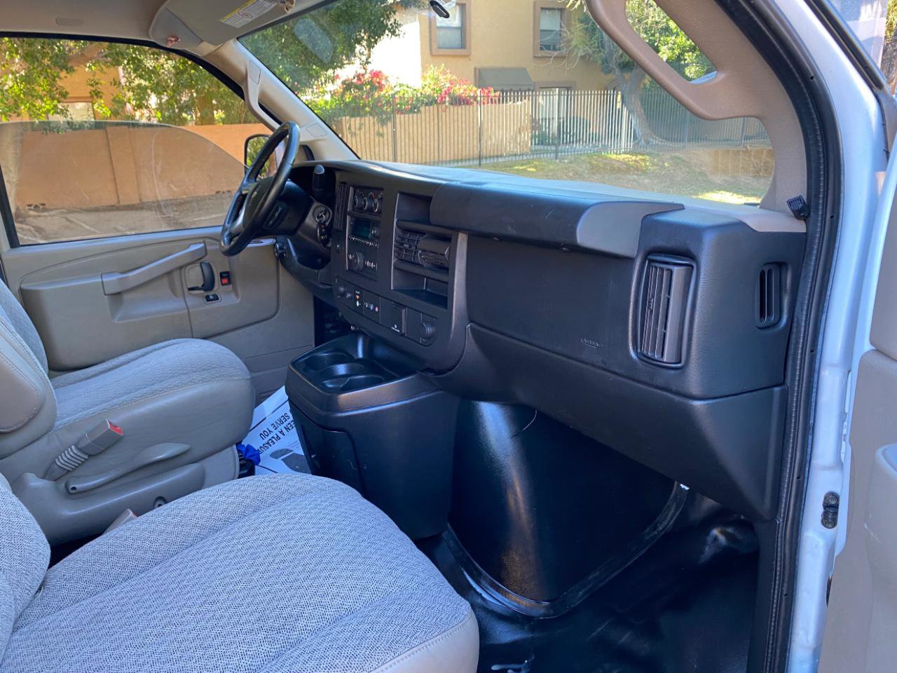 Used 2017 Chevrolet Express 3500 Extended image 19