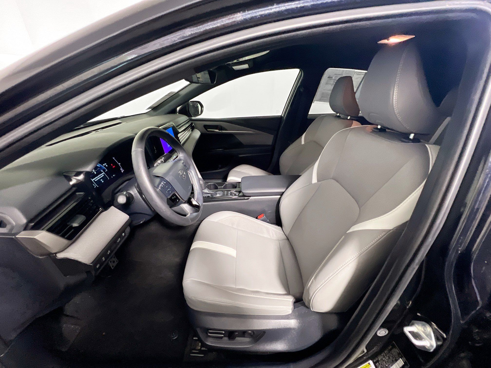 Used 2025 Toyota Camry SE w/ Convenience Package FWD image 14