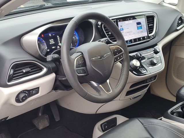 Used 2023 Chrysler Pacifica Touring-L FWD image 7