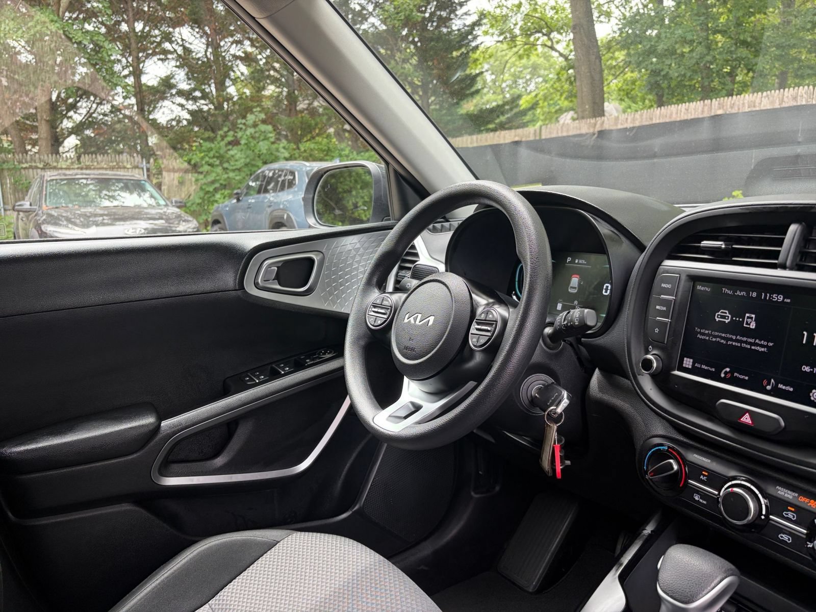 Used 2025 Kia Soul LX w/ LX Technology Package FWD image 32