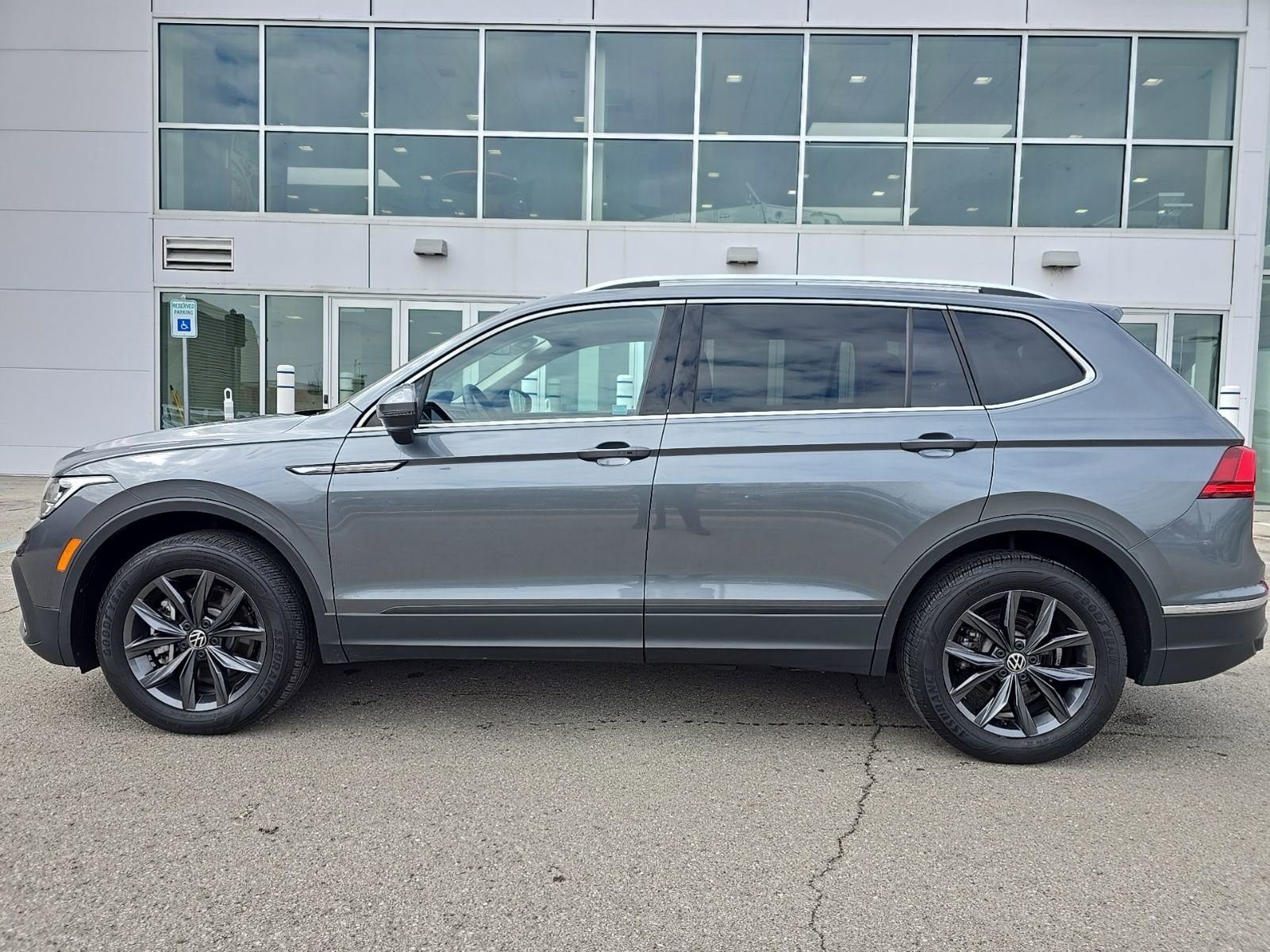 Certified 2023 Volkswagen Tiguan SE image 7