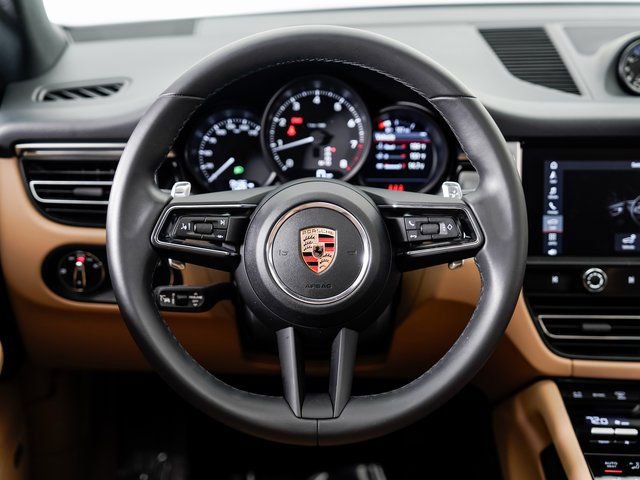 Certified 2025 Porsche Macan image 12