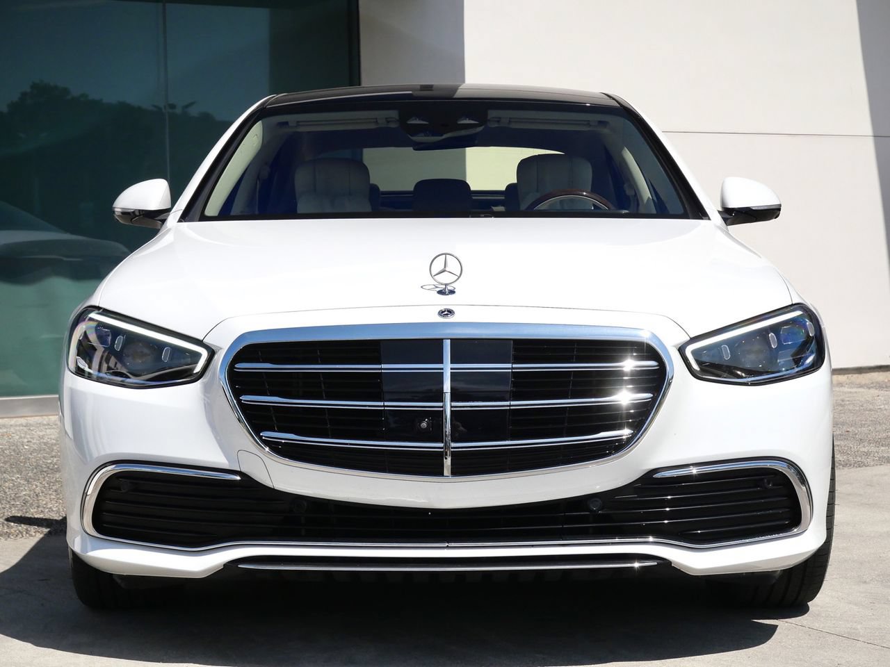 Used 2025 Mercedes-Benz S 580e 4MATIC Sedan image 2