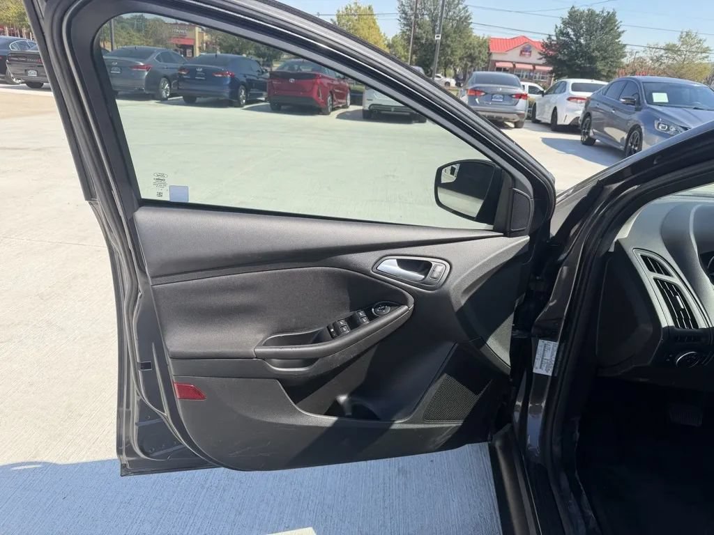 Used 2016 Ford Focus SE w/ Equipment Group 201A FWD image 13