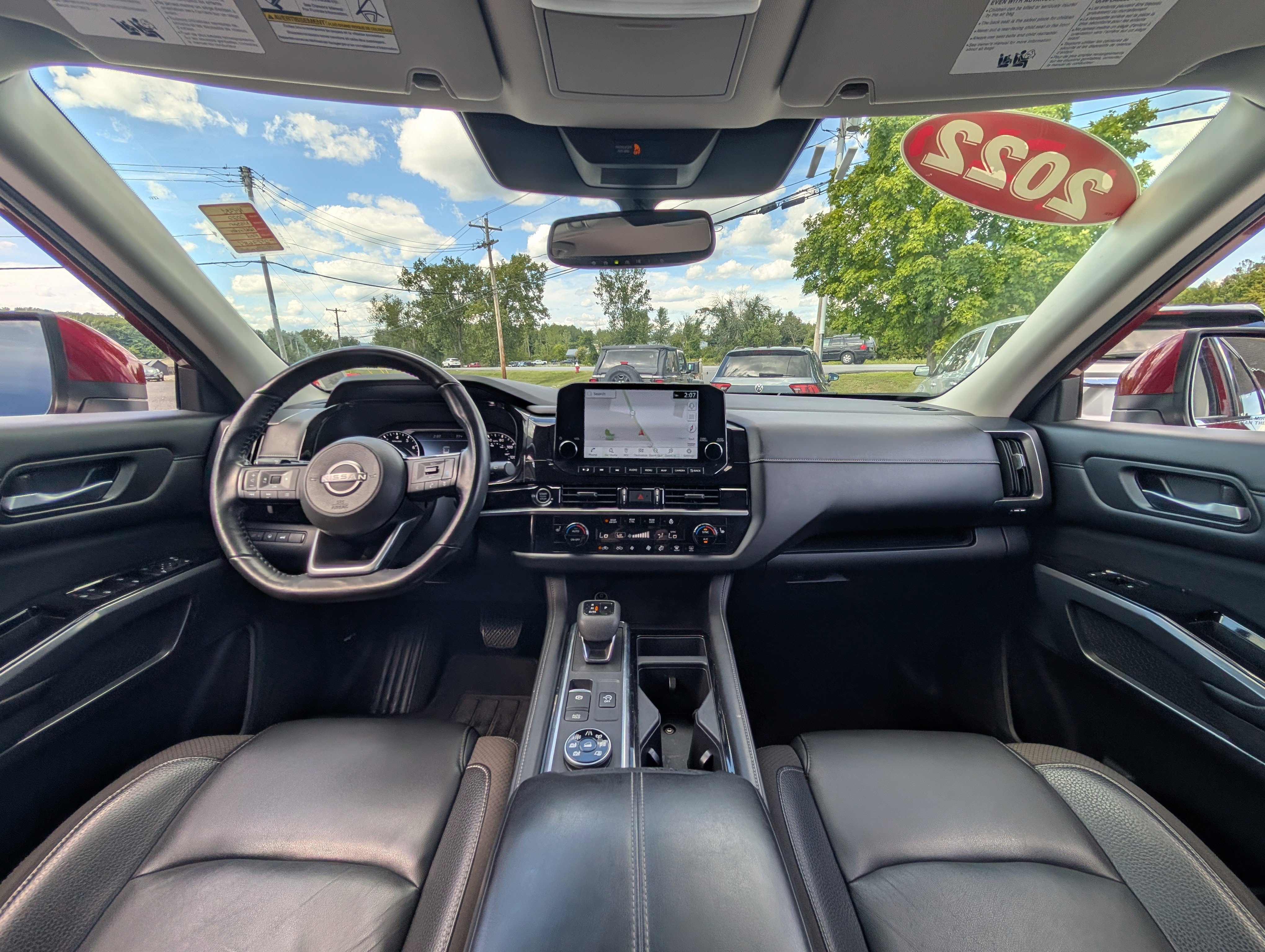 Used 2022 Nissan Pathfinder SL image 2