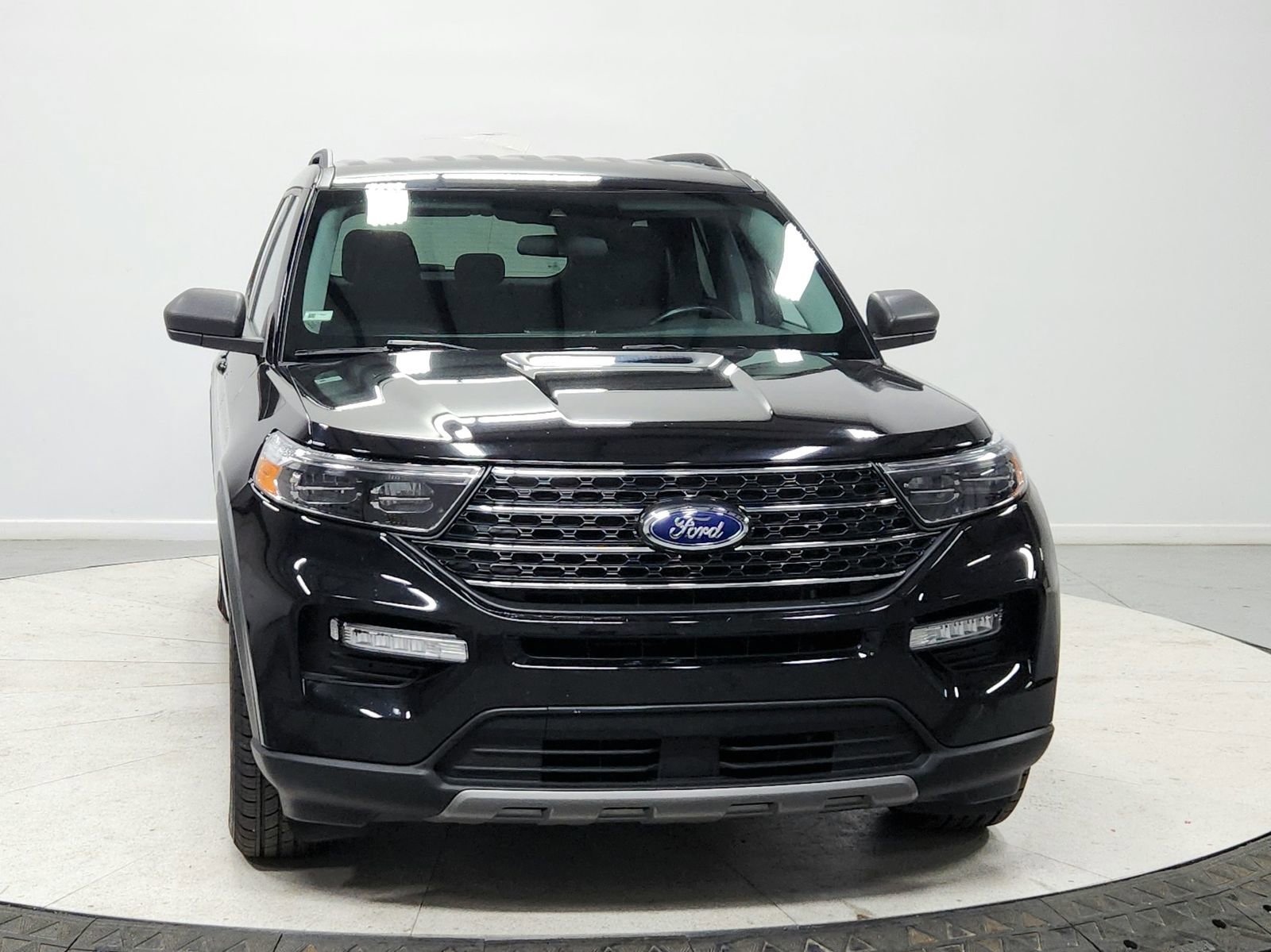 Used 2024 Ford Explorer XLT w/ Equipment Group 202A image 2