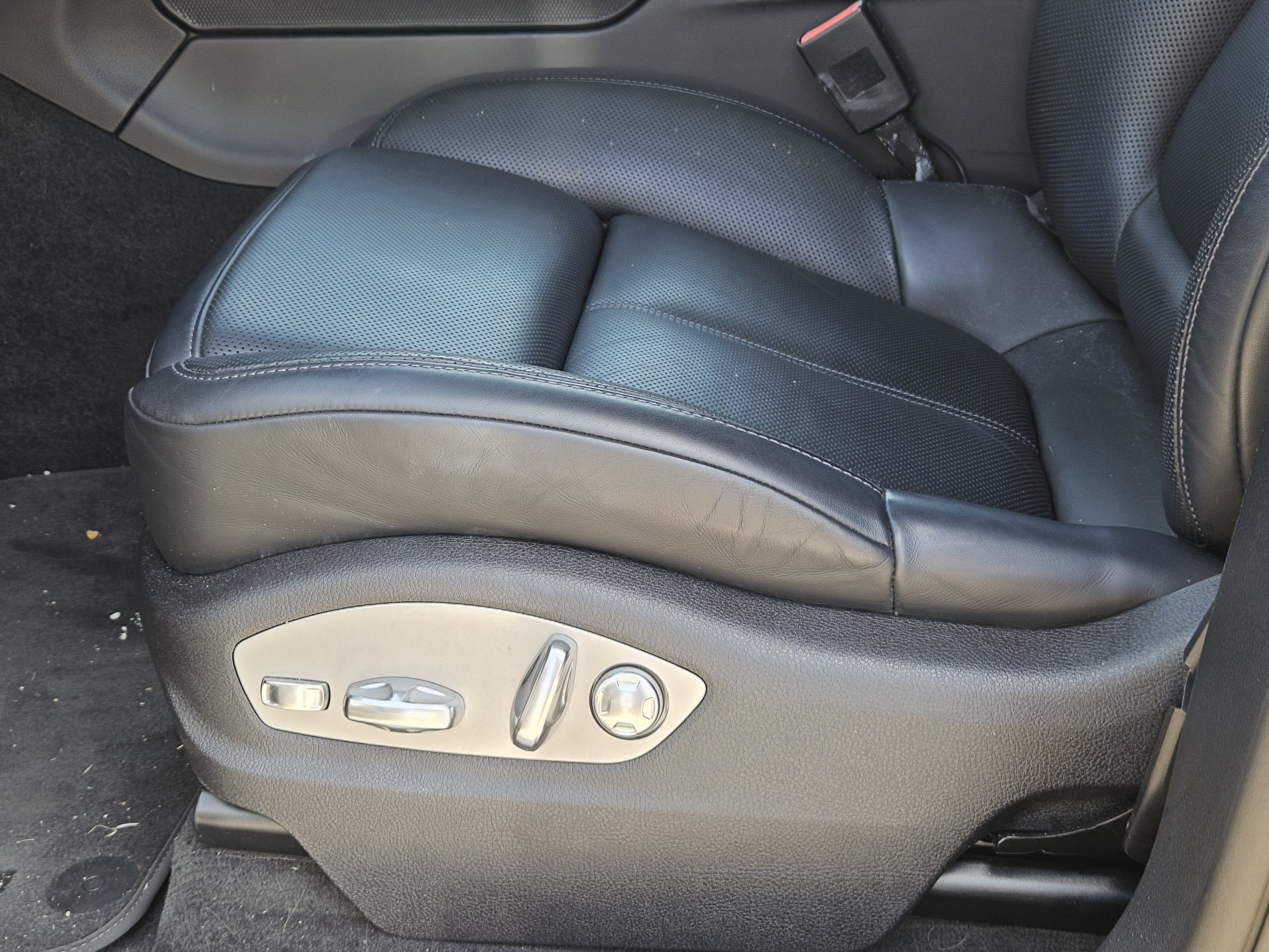 Certified 2024 Porsche Macan S AWD/4WD image 23